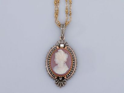 null Très beau pendentif en or rose 750MM et, argent 925 MM, orné d'un camée figurant...