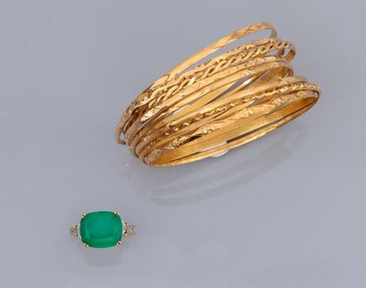 null Lot : Huit bracelets rigides et bague en or jaune, 750 MM, ornée de pierres...