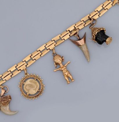 null Bracelet à maillons rectangulaires d'or jaune, 750 MM, portant six breloques,...