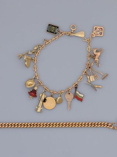 null Lot de deux bracelets de petite fille en or jaune, 750 MM, dont un portant dix...