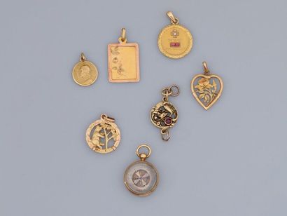 null Lot de jolies petites médailles ou breloque en or jaune, 750 MM, Début XXe siècle,...