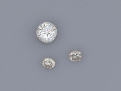 null Lot : Un diamant rond pesant 0,60 carat environ et deux diamants ronds pesant...