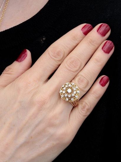 null Jolie bague ronde en or jaune, 750 MM, recouverte de diamants, vers 1955, taille...