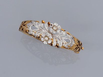 null Bracelet rigide, ouvrant en or jaune, 585 MM, centré de fleurettes ornées de...