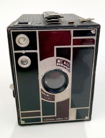 null APPAREILS PHOTO. Walter DORWIN TEAGUE (1883 - 1960). Deux appareils photo Kodak...