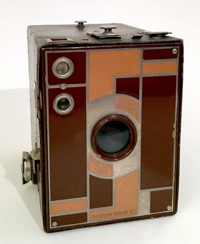 null APPAREILS PHOTO. Walter DORWIN TEAGUE (1883 - 1960). Deux appareils photo Kodak...