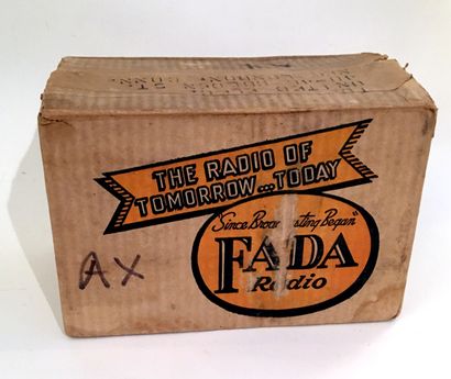 null RADIO. Fada Personal, en bakélite marron, USA, vers 1940. Dans sa boîte en carton...
