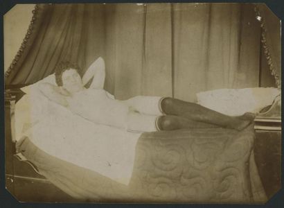 null [Photographe non identifié]. Nu allongé sur son lit, vers 1880. Tirage sur papier...
