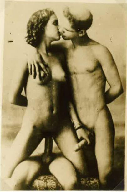 null [Photographe non identifié]. Les deux amis, vers 1910. 10 contretypes argentiques...