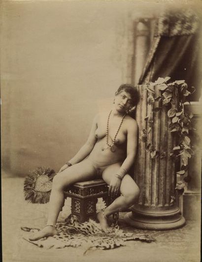 null [Photographe non identifié]. Étude de nu à la colonne, vers 1890. Épreuve argentique...