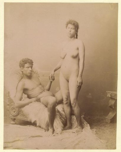 null [Photographe non identifié]. Couple chez le photographe, vers 1890. Épreuve...