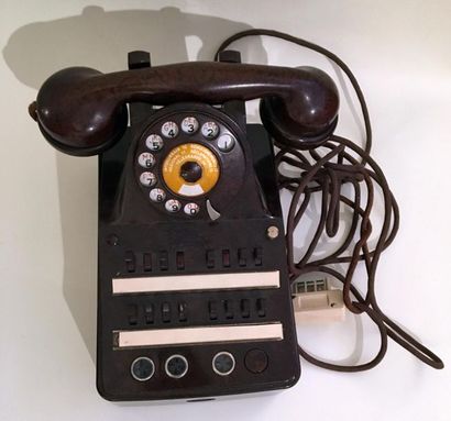 null STANDARD TÉLÉPHONIQUE. Bakélite marron, USA, vers 1950. 16 x 25 x 23 cm.