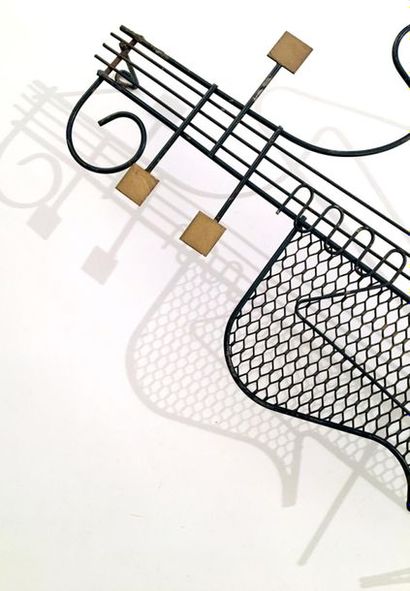null [Artiste non identifié]. Sculpture en fil de fer de forme guitare. USA, vers...