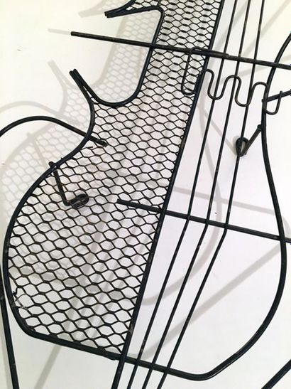 null [Artiste non identifié]. Sculpture en fil de fer de forme guitare. USA, vers...