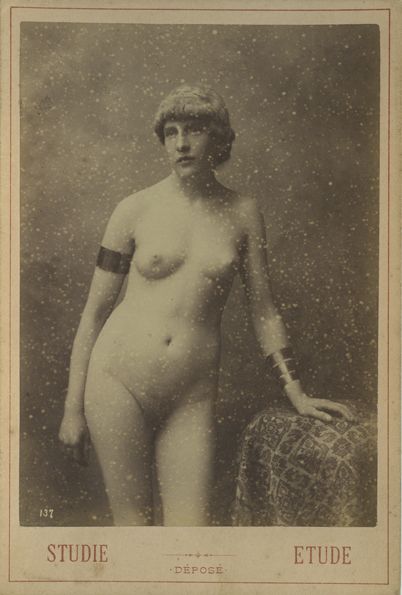 null [Photographe non identifié]. Études de nu, vers 1900. 17 épreuves argentiques...