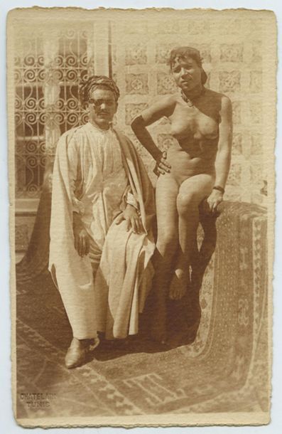 null Eugène CHATELAIN, actif entre 1898 et 1930. Couple assis sur le tapis, vers...