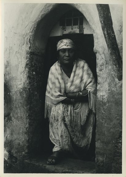 null [Photographe non identifié]. Dans la casbah, Alger, 1914. Épreuve argentique...