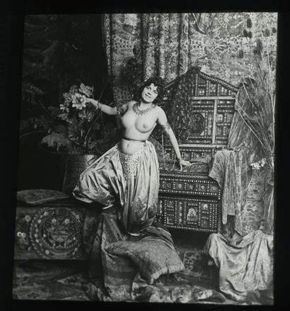 null [Photographe non identifié]. Pornographie études de nu et divers, vers 1900....
