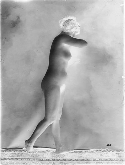 null [Photographe non identifié]. Études de nu et lingerie, vers 1930. 38 négatifs...