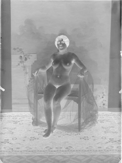 null [Photographe non identifié]. Études de nu et lingerie, vers 1930. 38 négatifs...