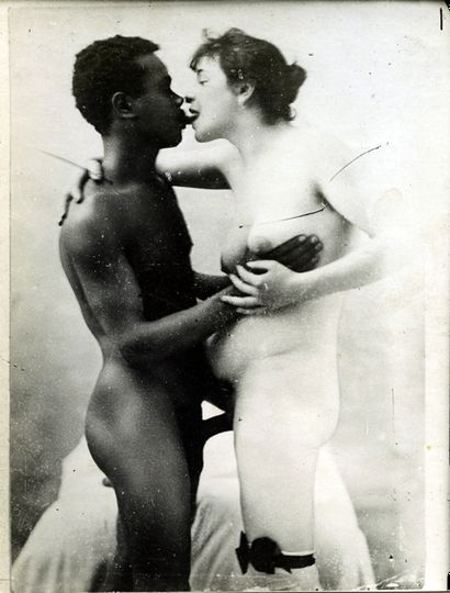 null [Photographes non identifiés]. Études de nu et pornographies, 1900-1950. 6 pièces...
