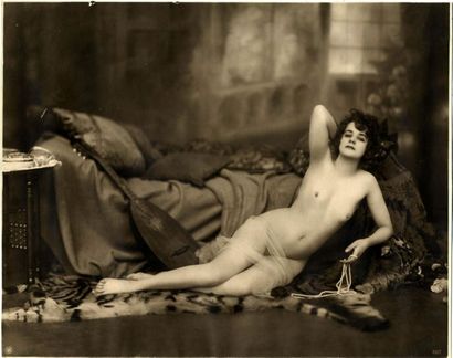 null [Photographe non identifié]. L'Odalisque, 1925. 2 épreuves argentiques d'époque,...