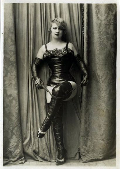 null Yva RICHARD (active entre 1913 et 1939). La Reine du cuir et divers, vers 1934....