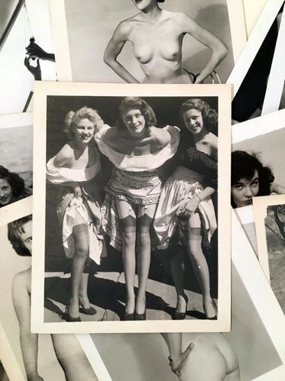 null [Photographes non identifiés]. Études de nu, lingerie et divers, vers 1950....