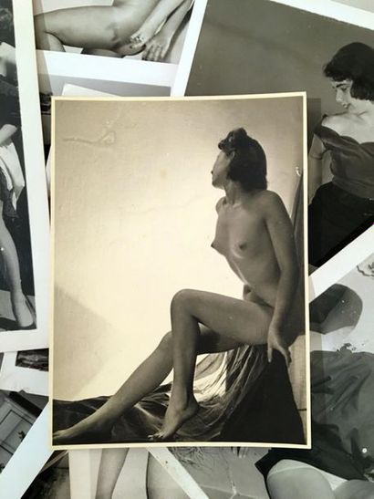 null [Photographes non identifiés]. Études de nu, lingerie et divers, vers 1950....