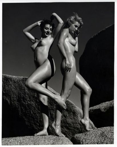 null Andre? de DIENES (1913-1985). 2 grands nus debout sur les rochers, vers 1960....