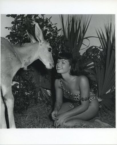 null Bunny YEAGER (1929-2014). Betty Page, en maillot léopard, avec une antilope....