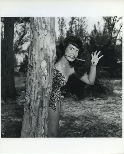 null Bunny YEAGER (1929-2014). Betty Page, couteau entre les dents, en maillot léopard....