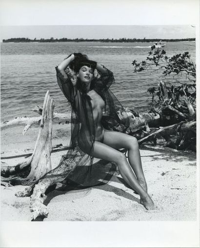 null Bunny YEAGER (1929-2014). Betty Page, nue avec un déshabillé transparent noir....