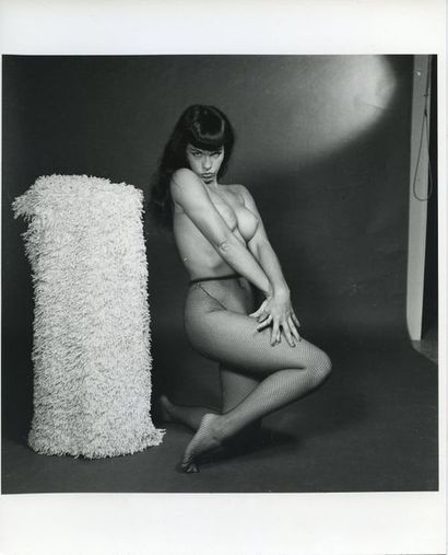 null Bunny YEAGER (1929-2014). Betty Page topless, en collant résille. En studio,...