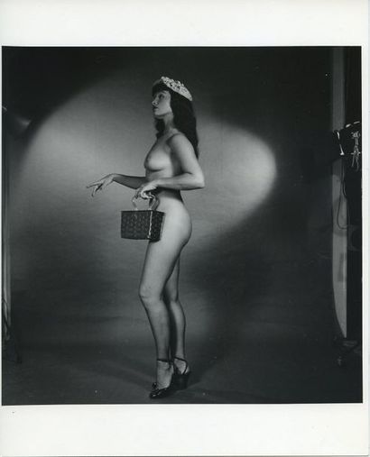 null Bunny YEAGER (1929-2014). Betty Page, nue, avec chapeau et sac à mains. En studio,...