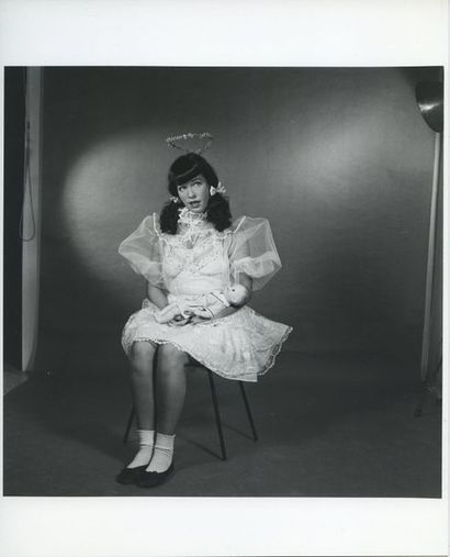 null Bunny YEAGER (1929-2014). Betty Page déguisée, avec un poupon. En studio, vers...