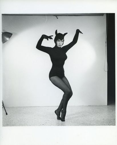 null Bunny YEAGER (1929-2014). Betty Page, en Catwoman. En studio, vers 1955. Tirage...