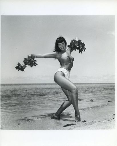 null Bunny YEAGER (1929-2014). Betty Page topless, en culotte blanche. Plage de Miami,...