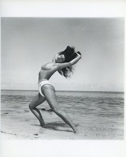 null Bunny YEAGER (1929-2014). Betty Page topless, en culotte blanche. Plage de Miami,...