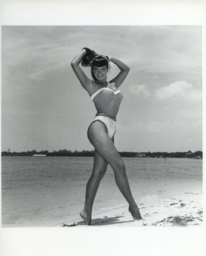 null Bunny YEAGER (1929-2014). Betty Page, en bustier et culotte blanche. Miami,...