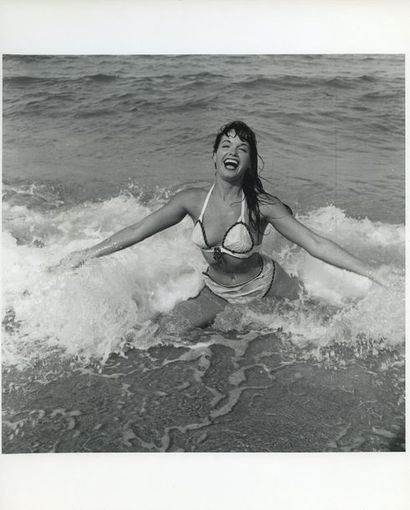 null Bunny YEAGER (1929-2014). Betty Page, en bikini blanc dans les vagues. Miami,...