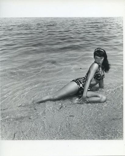 null Bunny YEAGER (1929-2014). Betty Page, en bikini hawaïen. Miami, Floride, vers...