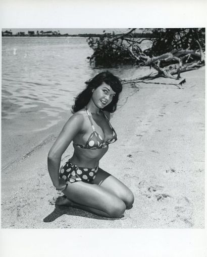 null Bunny YEAGER (1929-2014). Betty Page, en bikini à poix blancs. Plage de Miami,...
