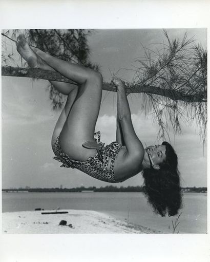 null Bunny YEAGER (1929-2014). Betty Page, en maillot léopard. Plage de Miami, Floride,...
