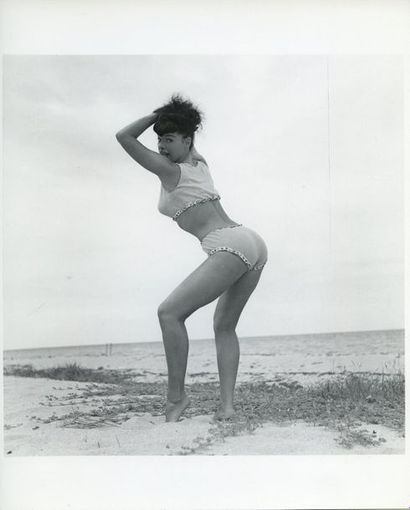 null Bunny YEAGER (1929-2014). Betty Page, en deux-pièces blanc. Plage de Miami,...