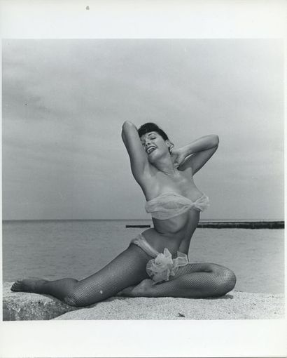 null Bunny YEAGER (1929-2014). Betty Page, en collant résille et bikini blanc. Plage...