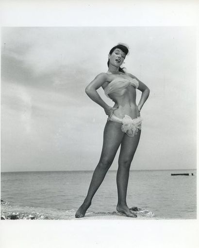null Bunny YEAGER (1929-2014). Betty Page, en collant résille et bikini blanc. Plage...