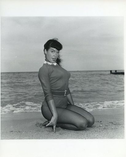 null Bunny YEAGER (1929-2014). Betty Page, en justaucorps et collant résille. Plage...