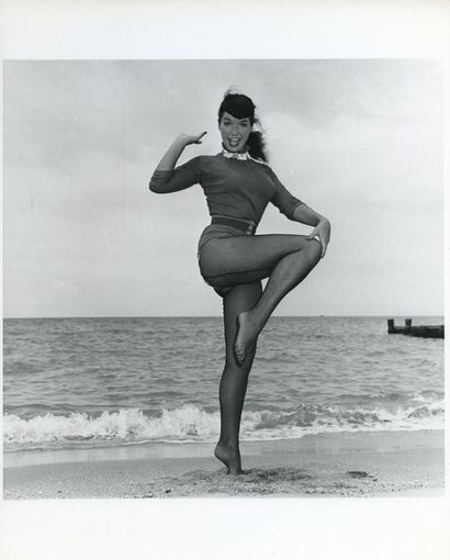 null Bunny YEAGER (1929-2014). Betty Page, en justaucorps et collant résille. Plage...