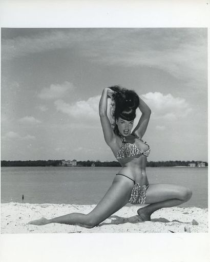 null Bunny YEAGER (1929-2014). Betty Page en bikini. Plage de Miami, Floride, vers...